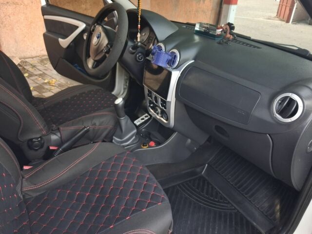 Белый Дачия Логан, объемом двигателя 1.6 л и пробегом 252 тыс. км за 6000 $, фото 7 на Automoto.ua