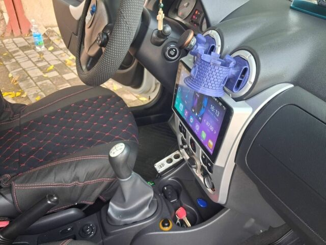 Белый Дачия Логан, объемом двигателя 1.6 л и пробегом 252 тыс. км за 6000 $, фото 4 на Automoto.ua