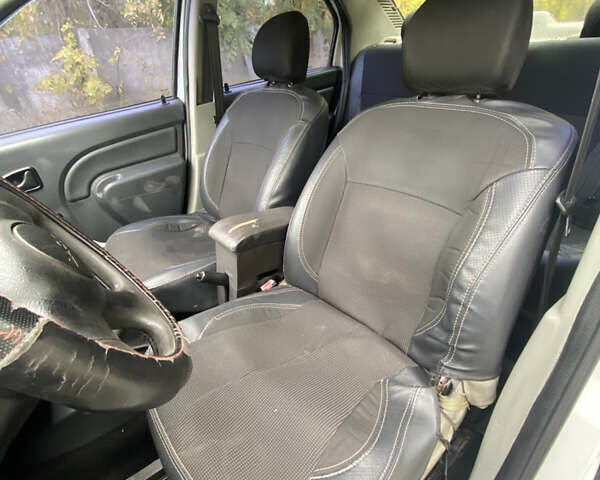 Белый Дачия Логан, объемом двигателя 1.4 л и пробегом 254 тыс. км за 1399 $, фото 9 на Automoto.ua