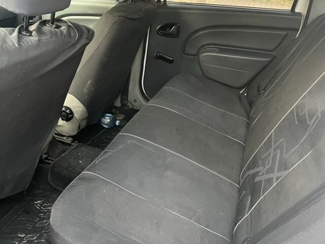 Белый Дачия Логан, объемом двигателя 0 л и пробегом 233 тыс. км за 1999 $, фото 6 на Automoto.ua