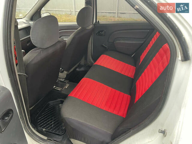 Белый Дачия Логан, объемом двигателя 1.4 л и пробегом 240 тыс. км за 1750 $, фото 11 на Automoto.ua