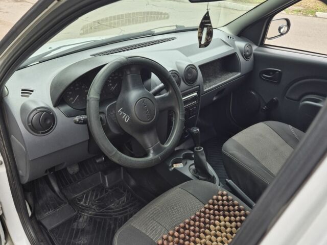 Белый Дачия Логан, объемом двигателя 1.4 л и пробегом 563 тыс. км за 1900 $, фото 2 на Automoto.ua