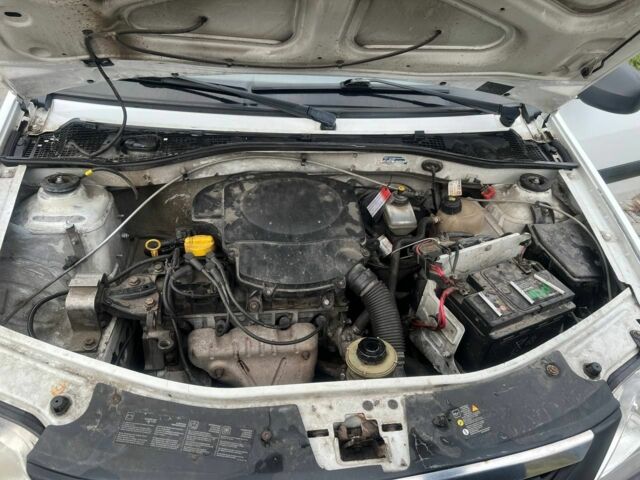 Білий Дачія Logan, об'ємом двигуна 1.6 л та пробігом 302 тис. км за 3800 $, фото 4 на Automoto.ua