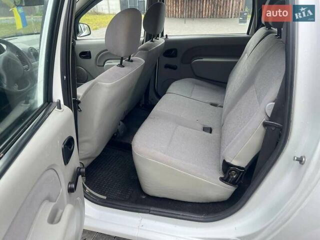 Білий Дачія Logan, об'ємом двигуна 1.6 л та пробігом 302 тис. км за 3800 $, фото 8 на Automoto.ua