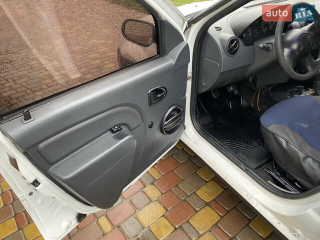 Дачія Logan 2008 у Бобровице на Automoto.ua Білий Дачія Logan, об'ємом двигуна 1.39 л та пробігом 400 тис. км за 1999 $, фото 13 на Automoto.ua