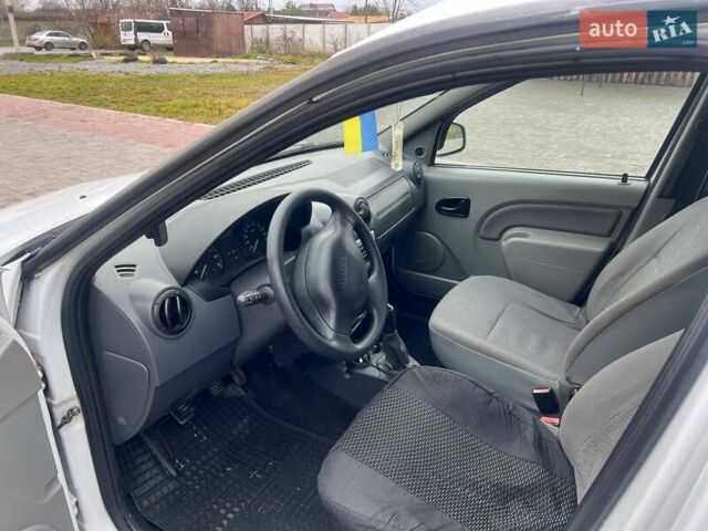 Білий Дачія Logan, об'ємом двигуна 1.6 л та пробігом 302 тис. км за 3800 $, фото 12 на Automoto.ua