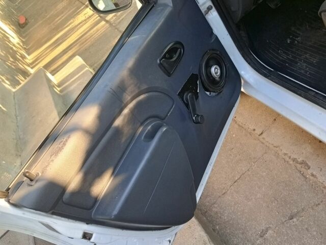 Білий Дачія Logan, об'ємом двигуна 1.4 л та пробігом 151 тис. км за 2300 $, фото 4 на Automoto.ua