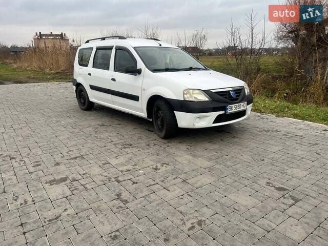Белый Дачия Логан, объемом двигателя 1.6 л и пробегом 302 тыс. км за 3550 $, фото 1 на Automoto.ua