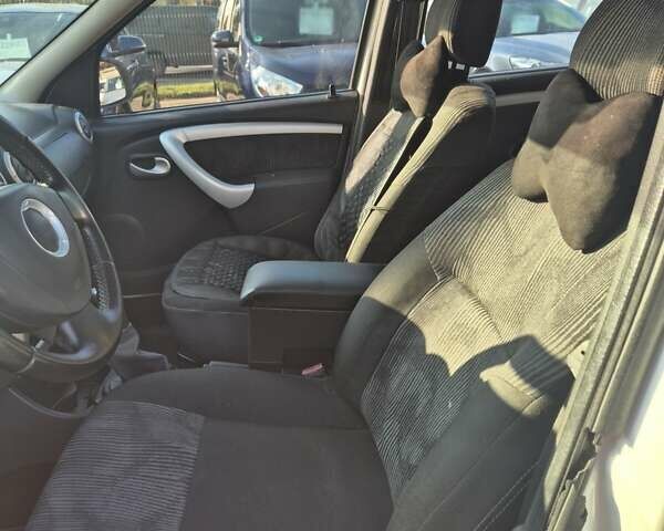 Білий Дачія Logan, об'ємом двигуна 1.6 л та пробігом 205 тис. км за 5500 $, фото 14 на Automoto.ua