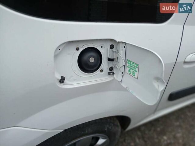 Білий Дачія Logan, об'ємом двигуна 1.6 л та пробігом 115 тис. км за 6400 $, фото 17 на Automoto.ua