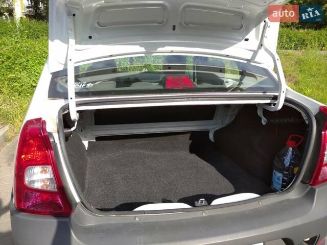 Білий Дачія Logan, об'ємом двигуна 1.2 л та пробігом 178 тис. км за 3400 $, фото 18 на Automoto.ua