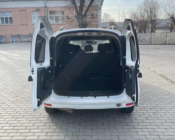 Білий Дачія Logan, об'ємом двигуна 1.6 л та пробігом 170 тис. км за 4400 $, фото 4 на Automoto.ua