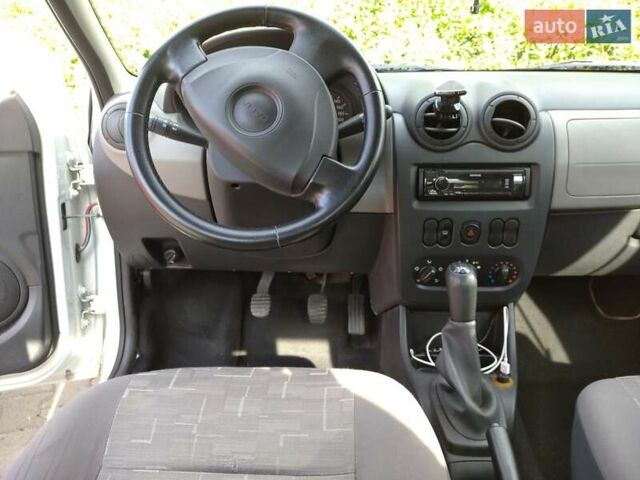 Білий Дачія Logan, об'ємом двигуна 1.2 л та пробігом 178 тис. км за 3400 $, фото 10 на Automoto.ua