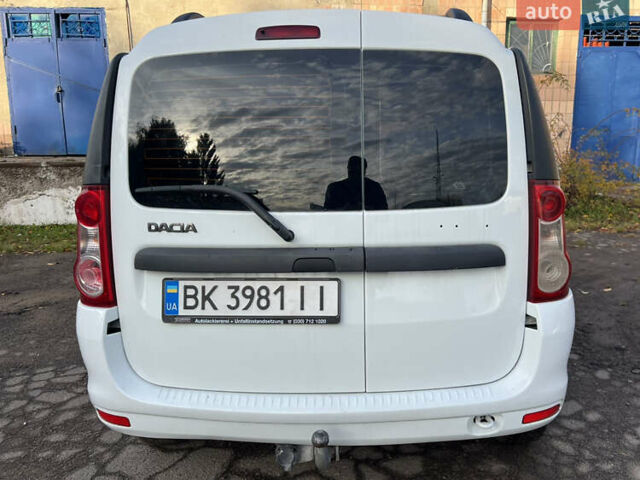 Дачія Logan 2012 у Рівному на Automoto.ua Білий Дачія Logan, об'ємом двигуна 1.6 л та пробігом 181 тис. км за 5200 $, фото 4 на Automoto.ua