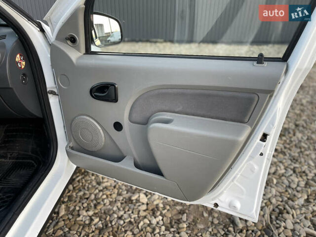 Белый Дачия Логан, объемом двигателя 1.5 л и пробегом 217 тыс. км за 6200 $, фото 25 на Automoto.ua