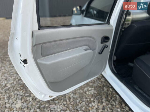 Белый Дачия Логан, объемом двигателя 1.5 л и пробегом 217 тыс. км за 6200 $, фото 35 на Automoto.ua