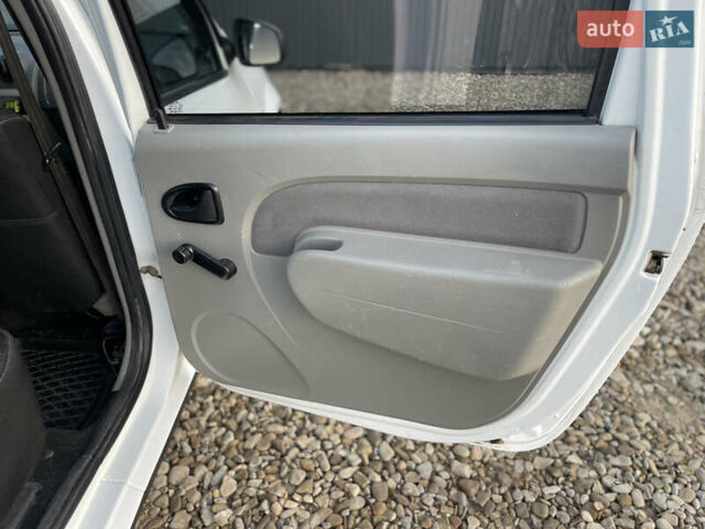Белый Дачия Логан, объемом двигателя 1.5 л и пробегом 217 тыс. км за 6200 $, фото 37 на Automoto.ua