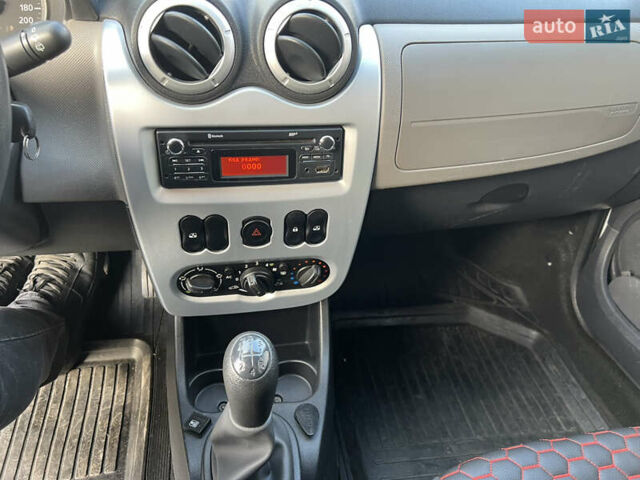 Дачія Logan 2012 у Рівному на Automoto.ua Білий Дачія Logan, об'ємом двигуна 1.6 л та пробігом 181 тис. км за 5200 $, фото 10 на Automoto.ua