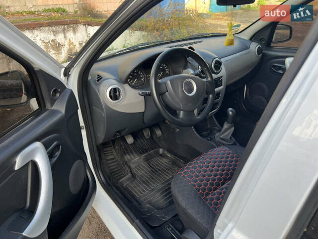 Дачія Logan 2012 у Рівному на Automoto.ua Білий Дачія Logan, об'ємом двигуна 1.6 л та пробігом 181 тис. км за 5200 $, фото 5 на Automoto.ua