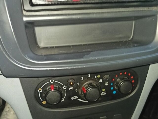 Белый Дачия Логан, объемом двигателя 0 л и пробегом 178 тыс. км за 3550 $, фото 13 на Automoto.ua