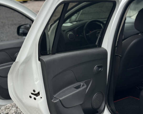 Белый Дачия Логан, объемом двигателя 1.46 л и пробегом 290 тыс. км за 6400 $, фото 34 на Automoto.ua