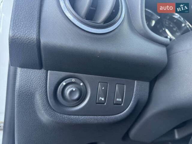 Дачія Logan 2015 у Хмельницькому на Automoto.ua Білий Дачія Logan, об'ємом двигуна 1.5 л та пробігом 290 тис. км за 6800 $, фото 30 на Automoto.ua