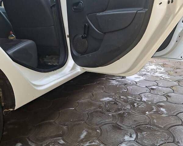 Белый Дачия Логан, объемом двигателя 1.15 л и пробегом 212 тыс. км за 8000 $, фото 26 на Automoto.ua
