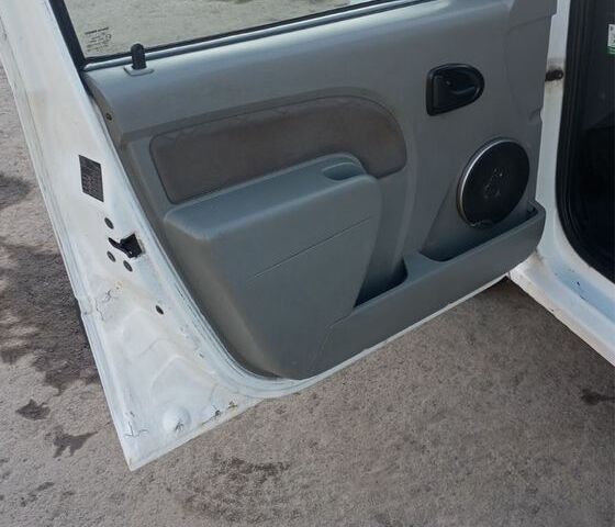 Белый Дачия Логан, объемом двигателя 1.6 л и пробегом 410 тыс. км за 3250 $, фото 10 на Automoto.ua