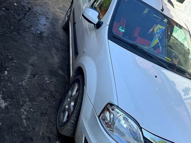 Белый Дачия Логан, объемом двигателя 1.6 л и пробегом 140 тыс. км за 6000 $, фото 1 на Automoto.ua