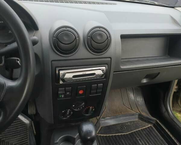 Бежевый Дачия Логан, объемом двигателя 1.4 л и пробегом 238 тыс. км за 1950 $, фото 15 на Automoto.ua