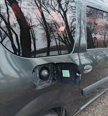 Черный Дачия Логан, объемом двигателя 1.6 л и пробегом 226 тыс. км за 4700 $, фото 9 на Automoto.ua