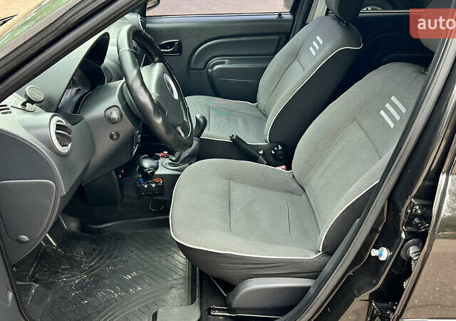 Дачия Логан 2012 в Кривом Роге на Automoto.ua Черный Дачия Логан, объемом двигателя 1.6 л и пробегом 175 тыс. км за 6999 $, фото 12 на Automoto.ua
