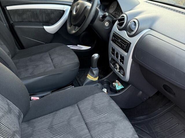 Черный Дачия Логан, объемом двигателя 1.6 л и пробегом 235 тыс. км за 6000 $, фото 2 на Automoto.ua