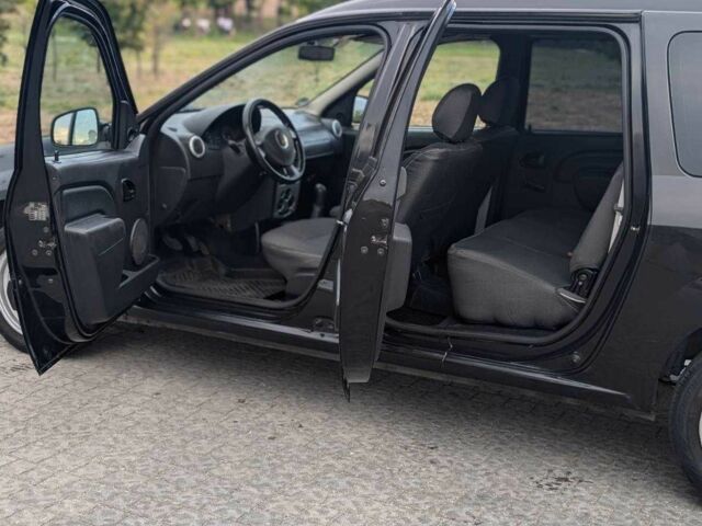 Черный Дачия Логан, объемом двигателя 1.6 л и пробегом 175 тыс. км за 7500 $, фото 3 на Automoto.ua