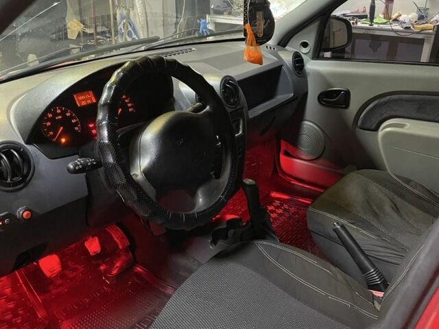 Красный Дачия Логан, объемом двигателя 1.6 л и пробегом 700 тыс. км за 1850 $, фото 6 на Automoto.ua