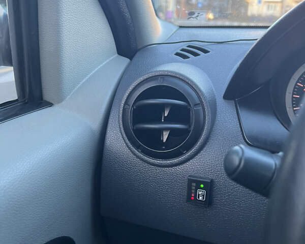 Красный Дачия Логан, объемом двигателя 1.6 л и пробегом 260 тыс. км за 3200 $, фото 10 на Automoto.ua