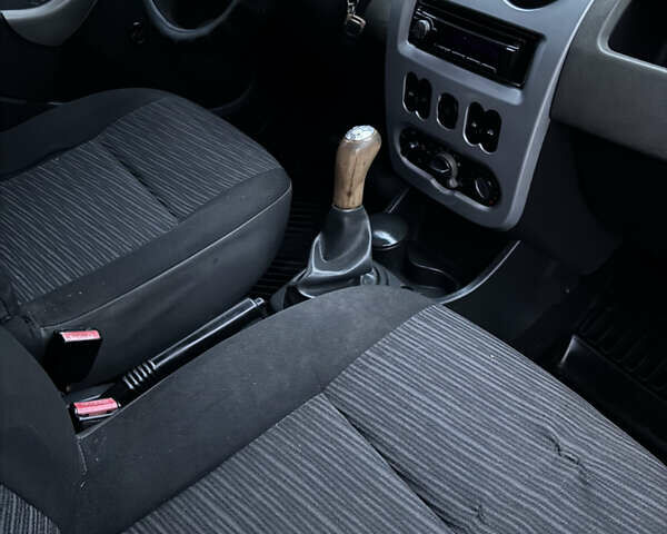 Красный Дачия Логан, объемом двигателя 1.4 л и пробегом 324 тыс. км за 3100 $, фото 22 на Automoto.ua