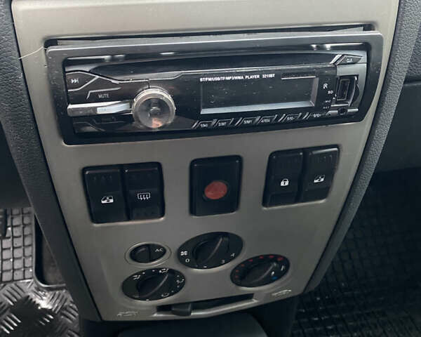 Червоний Дачія Logan, об'ємом двигуна 1.6 л та пробігом 205 тис. км за 3800 $, фото 10 на Automoto.ua