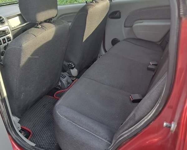 Красный Дачия Логан, объемом двигателя 1.4 л и пробегом 197 тыс. км за 3950 $, фото 2 на Automoto.ua