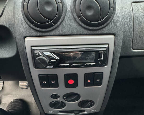 Красный Дачия Логан, объемом двигателя 1.5 л и пробегом 320 тыс. км за 5500 $, фото 7 на Automoto.ua