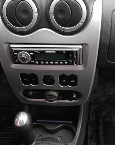 Красный Дачия Логан, объемом двигателя 1.6 л и пробегом 168 тыс. км за 4186 $, фото 6 на Automoto.ua