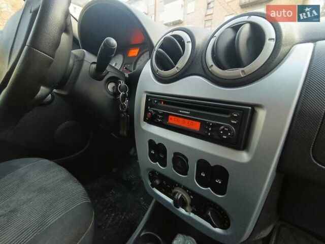 Красный Дачия Логан, объемом двигателя 1.6 л и пробегом 280 тыс. км за 3950 $, фото 21 на Automoto.ua