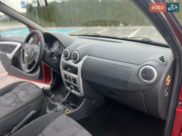 Красный Дачия Логан, объемом двигателя 1.6 л и пробегом 255 тыс. км за 5650 $, фото 7 на Automoto.ua