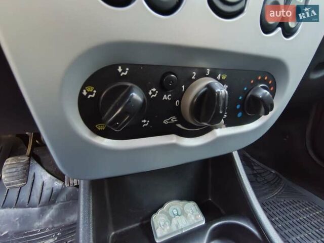 Красный Дачия Логан, объемом двигателя 1.6 л и пробегом 280 тыс. км за 3950 $, фото 20 на Automoto.ua