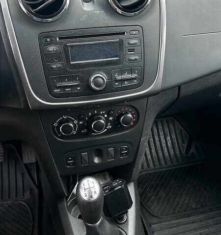 Дачія Logan 2015 у Жовкві на Automoto.ua Червоний Дачія Logan, об'ємом двигуна 1.46 л та пробігом 200 тис. км за 7500 $, фото 10 на Automoto.ua