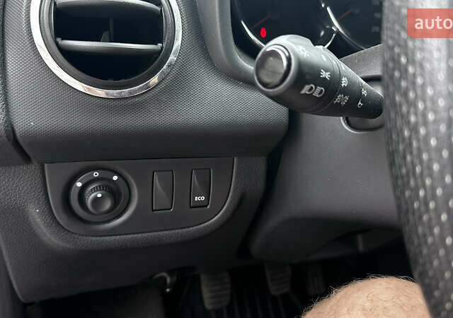 Дачія Logan 2015 у Жовкві на Automoto.ua Червоний Дачія Logan, об'ємом двигуна 1.46 л та пробігом 200 тис. км за 7500 $, фото 9 на Automoto.ua