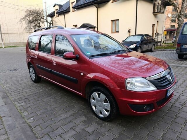 Красный Дачия Логан, объемом двигателя 1.6 л и пробегом 258 тыс. км за 3950 $, фото 2 на Automoto.ua