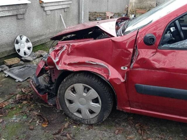 Красный Дачия Логан, объемом двигателя 1.6 л и пробегом 220 тыс. км за 1700 $, фото 5 на Automoto.ua