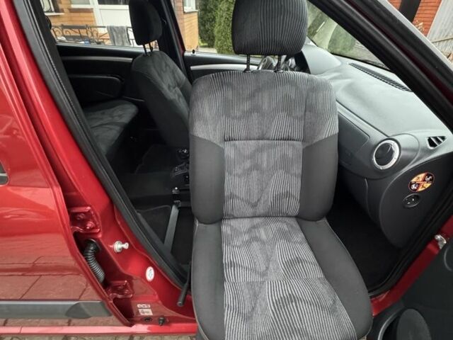 Красный Дачия Логан, объемом двигателя 1.6 л и пробегом 174 тыс. км за 5999 $, фото 12 на Automoto.ua