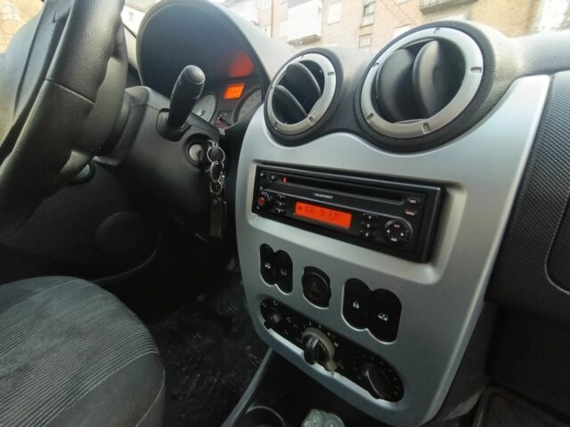 Красный Дачия Логан, объемом двигателя 1.6 л и пробегом 258 тыс. км за 3950 $, фото 19 на Automoto.ua